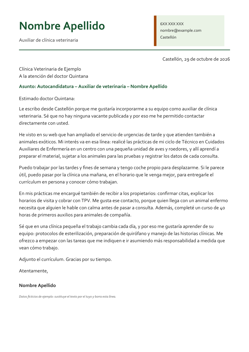 Vista previa de la plantilla «Carta de autocandidatura»: una carta de una página con nombre grande y titular a la izquierda y, a la derecha, una ficha de contacto sombreada con un filete de color en el lateral, en verde bosque y ocre, sobre fondo blanco y con datos de ejemplo.