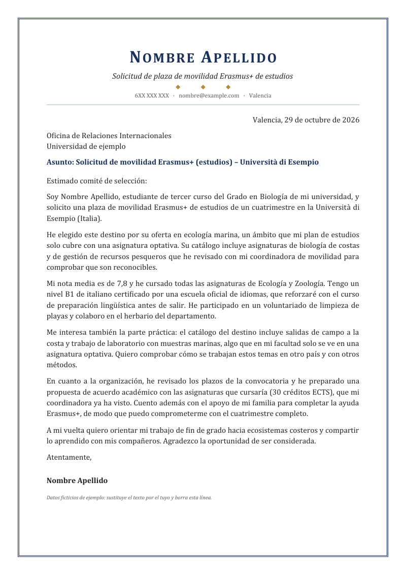 Vista previa de la plantilla «Carta de motivación Erasmus+»: una carta de una página con marco doble alrededor de la página, nombre centrado en versalitas con tres rombos de adorno y contacto centrado en gris, en azul regio y latón, sobre fondo blanco y con datos de ejemplo.