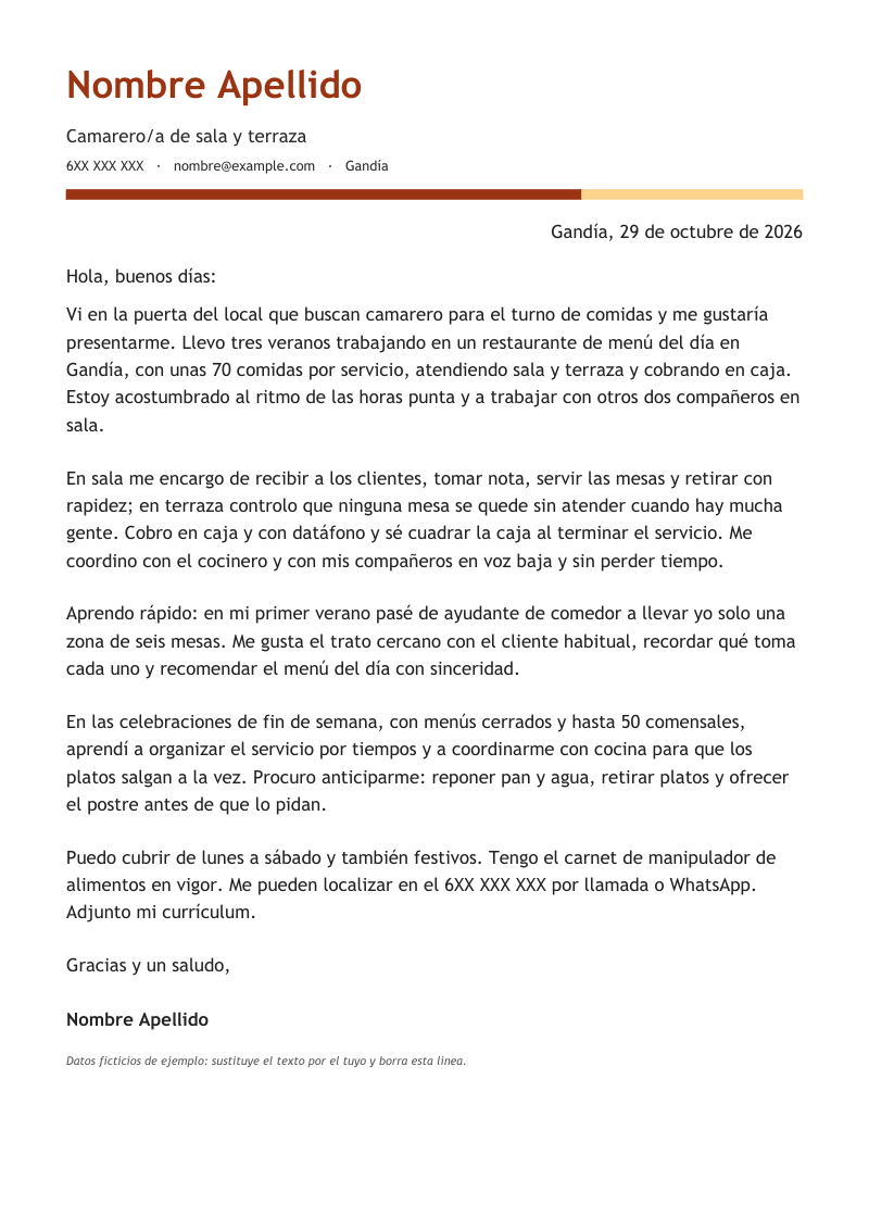 Vista previa de la plantilla «Carta de presentación de camarero/a»: una carta de una página con nombre grande, titular y contacto sobre fondo blanco, con una franja de dos colores debajo de la cabecera, en terracota y arena, sobre fondo blanco y con datos de ejemplo.
