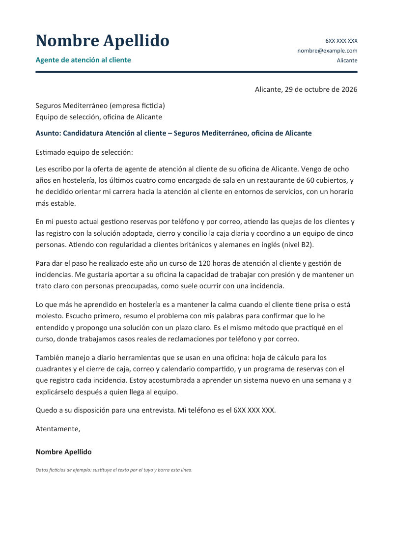 Vista previa de la plantilla «Carta de presentación para cambio de sector»: una carta de una página con nombre en serif a la izquierda con el titular en color, datos de contacto a la derecha y un filete grueso inferior, en marino y turquesa, sobre fondo blanco y con datos de ejemplo.