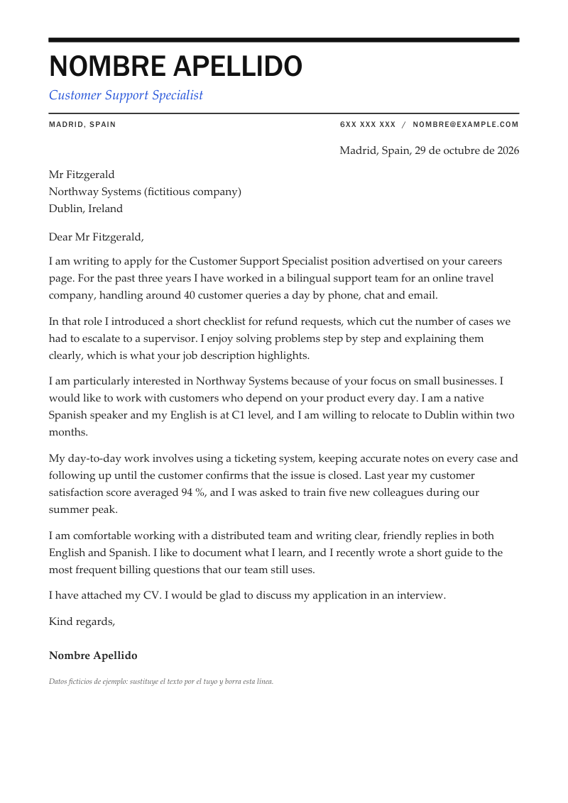 Vista previa de la plantilla «Carta de presentación en inglés (cover letter)»: una carta de una página con nombre en grandes mayúsculas entre dos filetes negros, titular en cursiva y un único color de acento, en negro y azul, sobre fondo blanco y con datos de ejemplo.