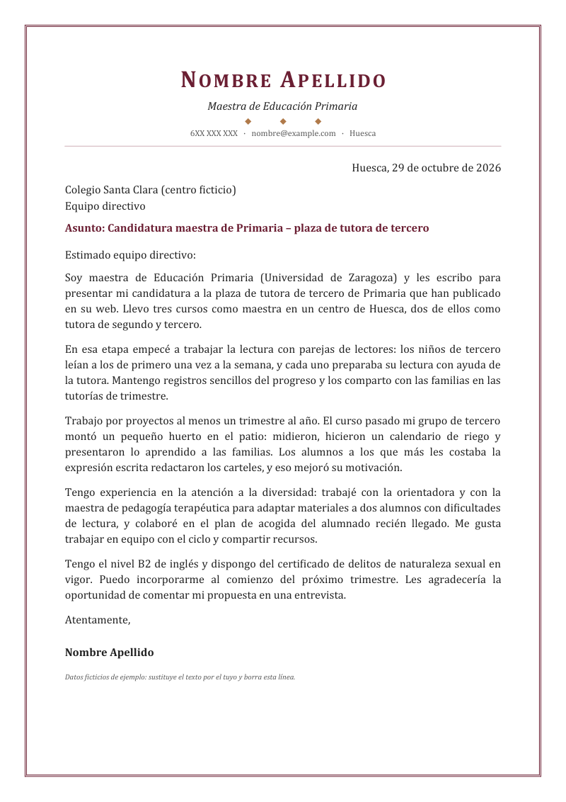 Vista previa de la plantilla «Carta de presentación de maestro/a»: una carta de una página con marco doble alrededor de la página, nombre centrado en versalitas con tres rombos de adorno y contacto centrado en gris, en granate y cobre, sobre fondo blanco y con datos de ejemplo.