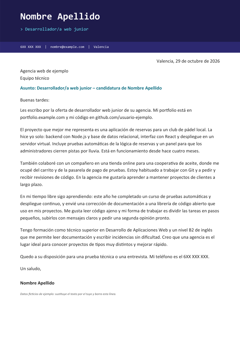Vista previa de la plantilla «Carta de presentación de programador/a»: una carta de una página con cabecera oscura a sangre con el nombre en tipografía de código, el titular precedido de un símbolo de consola y una barra de contacto, en índigo y turquesa, sobre fondo blanco y con datos de ejemplo.