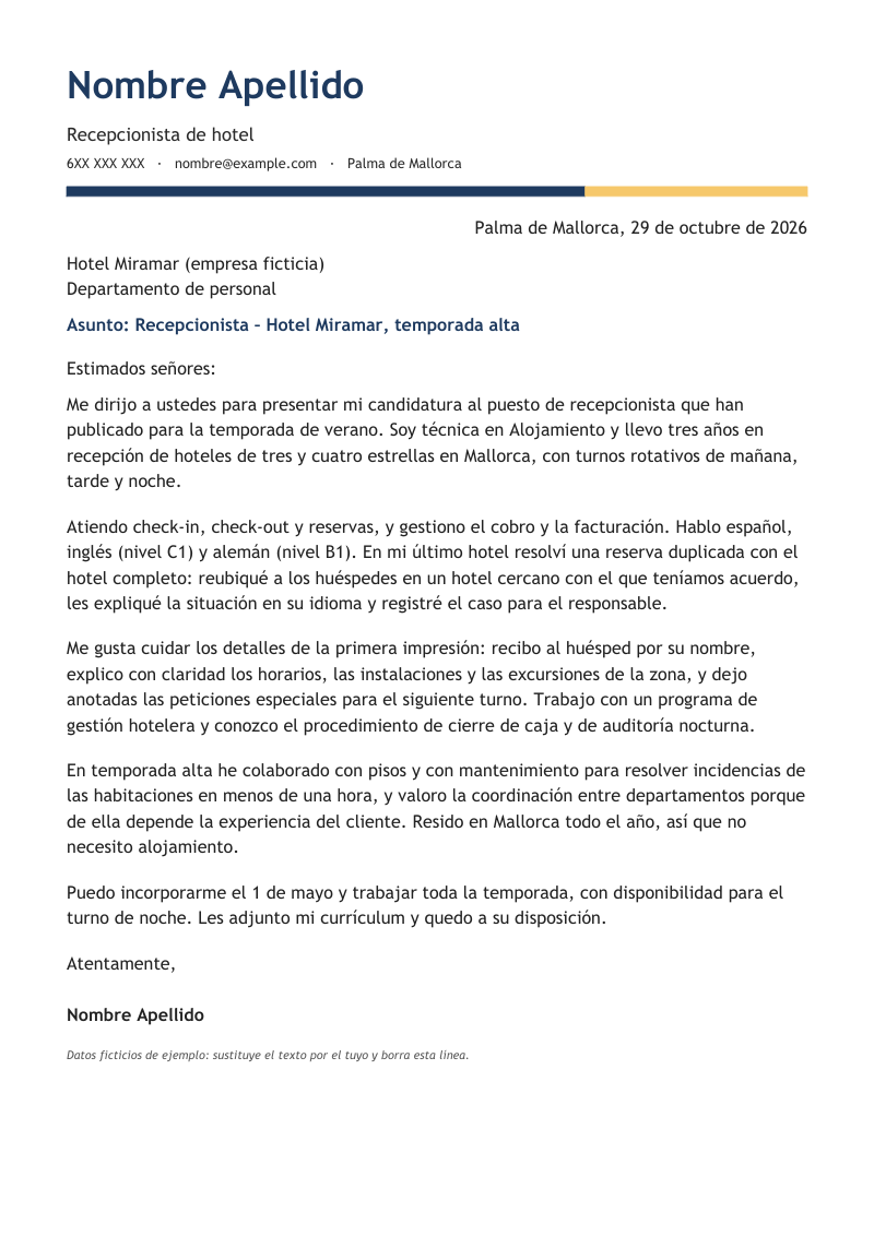 Vista previa de la plantilla «Carta de presentación de recepcionista»: una carta de una página con nombre grande, titular y contacto sobre fondo blanco, con una franja de dos colores debajo de la cabecera, en azul oscuro y ámbar, sobre fondo blanco y con datos de ejemplo.