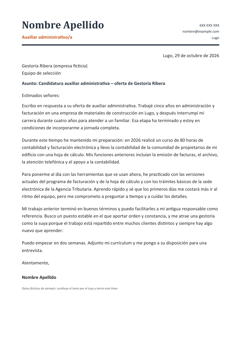 Vista previa de la plantilla «Carta de presentación tras un parón laboral»: una carta de una página con nombre en serif a la izquierda con el titular en color, datos de contacto a la derecha y un filete grueso inferior, en pizarra y naranja, sobre fondo blanco y con datos de ejemplo.