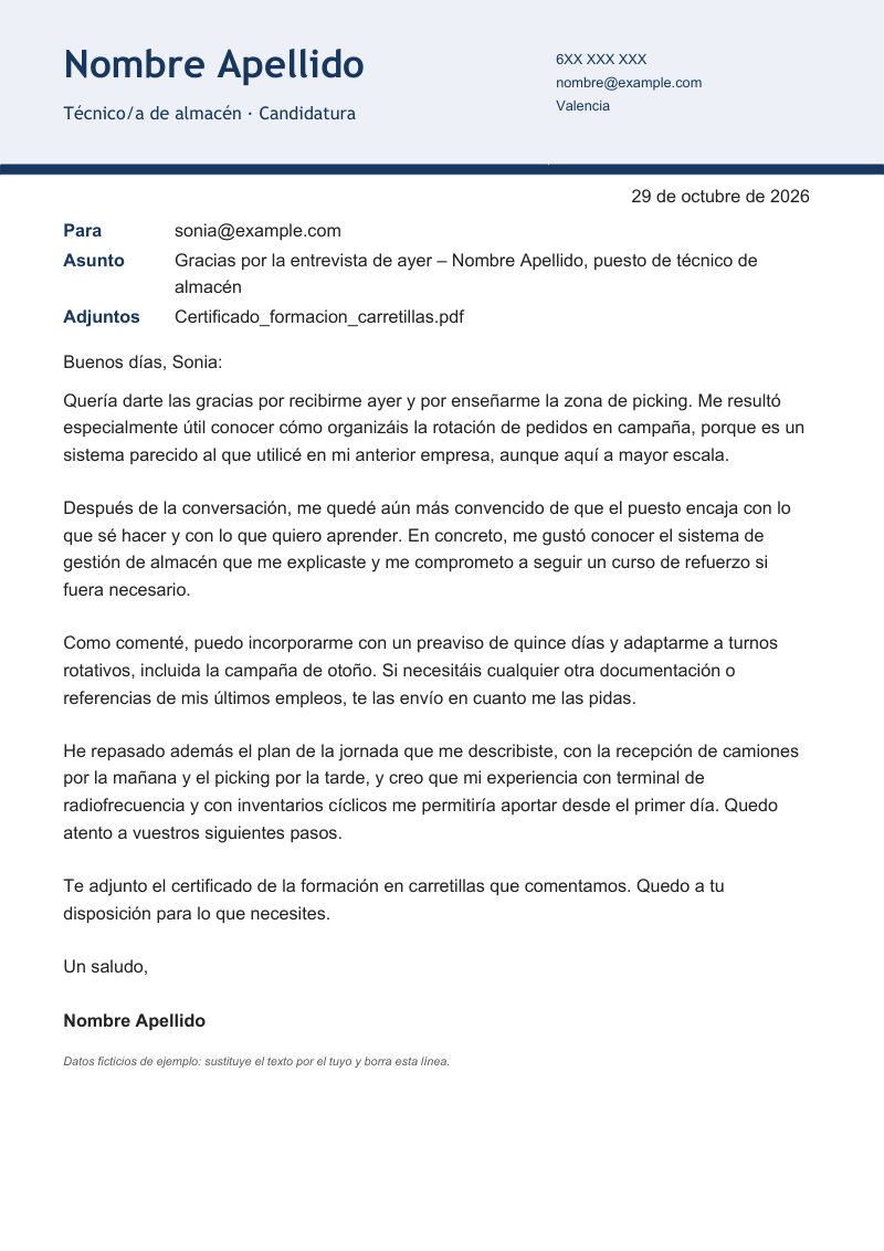 Vista previa de la plantilla «Correo de agradecimiento tras una entrevista»: un correo de una página con cabecera a sangre en color suave con el nombre en tipografía redondeada y el contacto a la derecha, y una franja oscura debajo, en azul y coral, sobre fondo blanco y con datos de ejemplo.