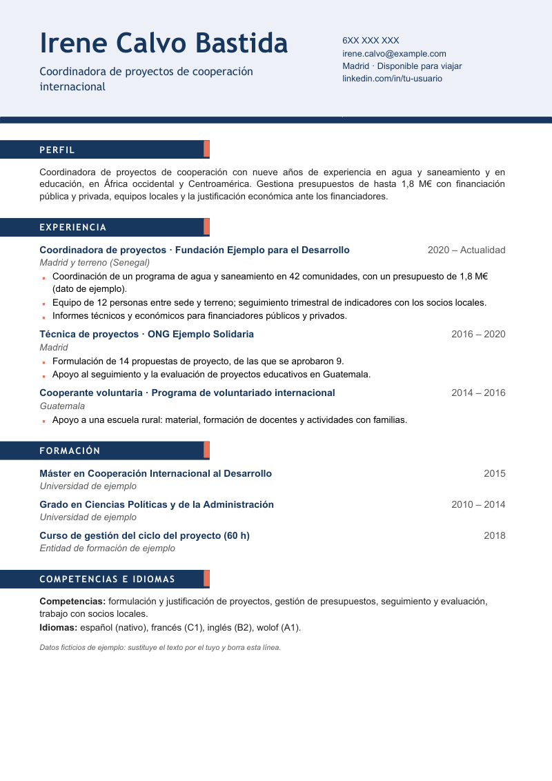 Vista previa de la plantilla: cabecera azul claro a todo el ancho con el nombre y los datos de contacto, una franja azul oscura debajo y cuatro cintas azules que salen del borde izquierdo con un remate coral, una para cada sección