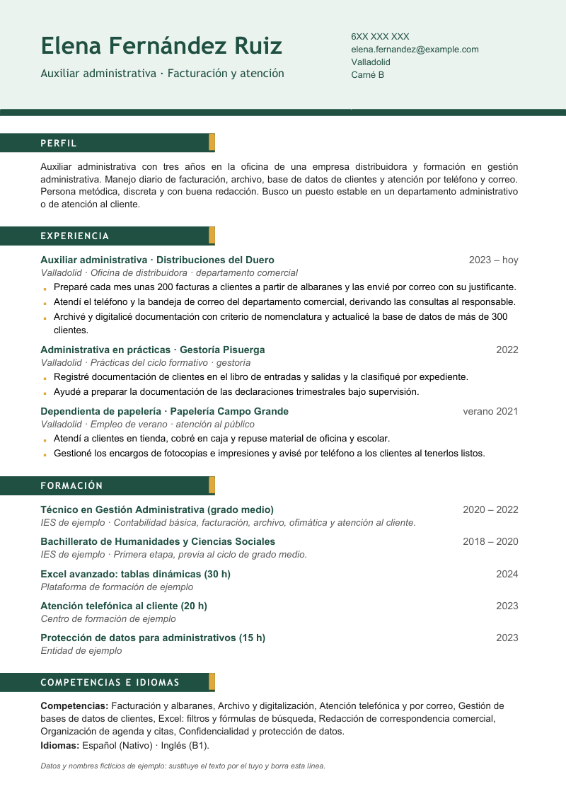 Vista previa del currículum de ejemplo de auxiliar administrativo con datos ficticios, en un diseño con cabecera de color suave y títulos de sección en forma de cinta que nace en el borde izquierdo de la hoja, en verde y ámbar.