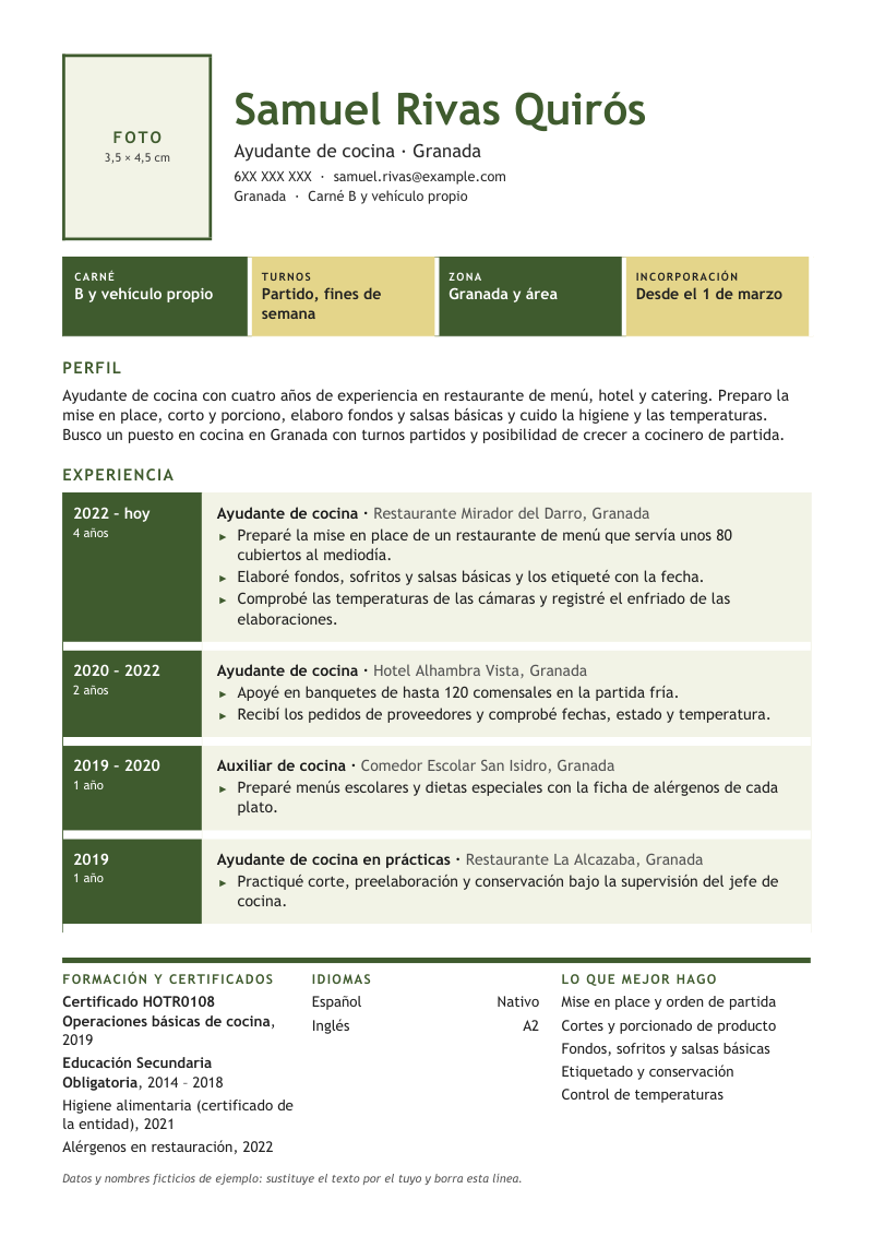 Vista previa del currículum de ejemplo de ayudante de cocina con datos ficticios, en un diseño con marcador de foto, cuatro bloques de color de disponibilidad, la experiencia en filas con la fecha en un bloque de color y tres columnas finales, en verde oliva y arena.