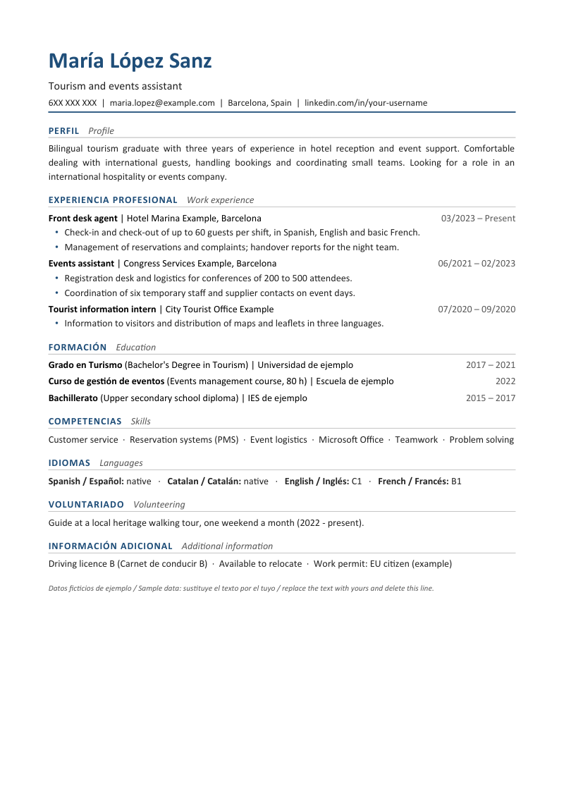 Vista previa de la plantilla bilingüe: títulos con el texto en español en color y el inglés en cursiva gris, y el contenido de ejemplo redactado en inglés en las secciones de perfil, experiencia, formación, competencias, idiomas, voluntariado e información adicional