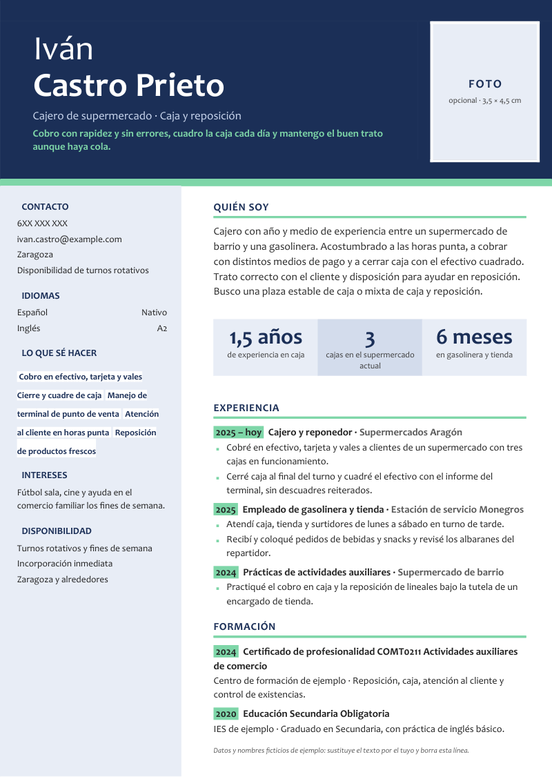 Vista previa del currículum de ejemplo de cajero o cajera con datos ficticios, en un diseño con cabecera de color y marcador de foto, barra lateral de contacto e idiomas, tres cifras destacadas y una columna de perfil, experiencia, formación y logros, en azul marino y verde menta.