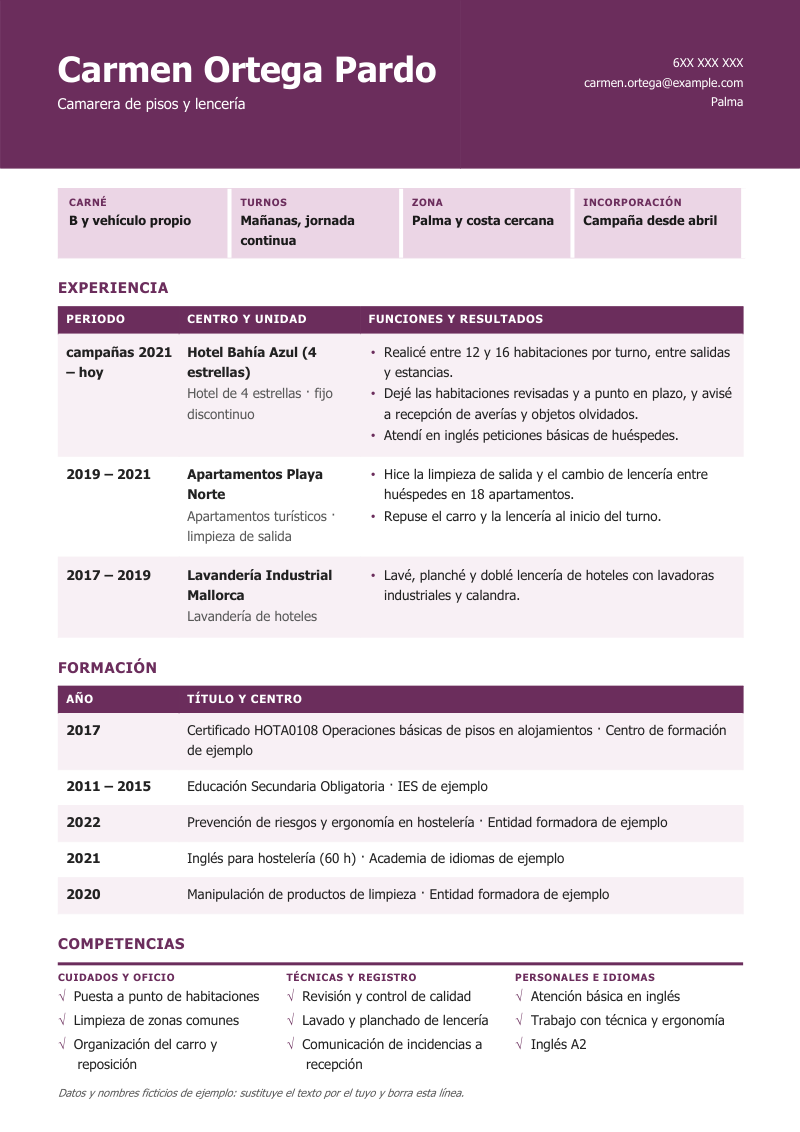 Vista previa del currículum de ejemplo de camarera de pisos con datos ficticios, en un diseño con banda de color superior, cuatro chapas de datos y tablas con filas alternas para la experiencia, la formación y las competencias, en ciruela.