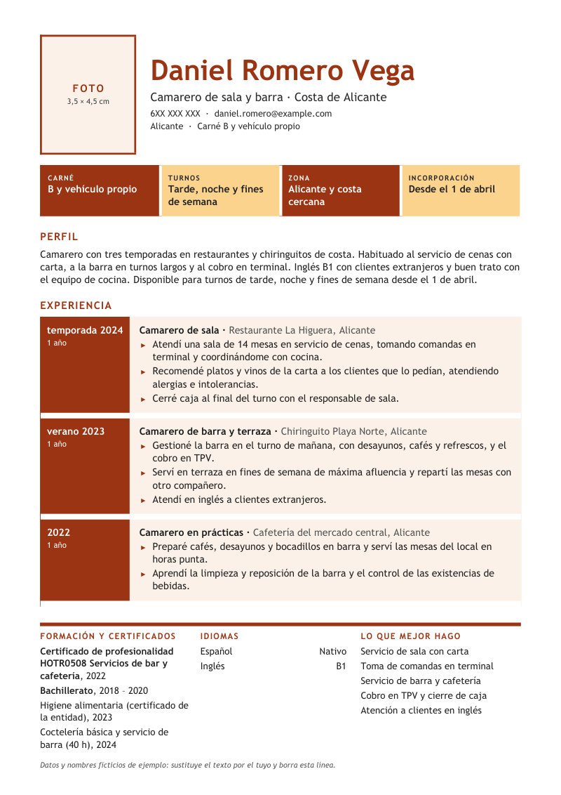 Vista previa del currículum de ejemplo de camarero o camarera con datos ficticios, en un diseño con marcador de foto, cuatro bloques de color de disponibilidad, la experiencia en filas con la fecha en un bloque de color y tres columnas finales, en terracota.