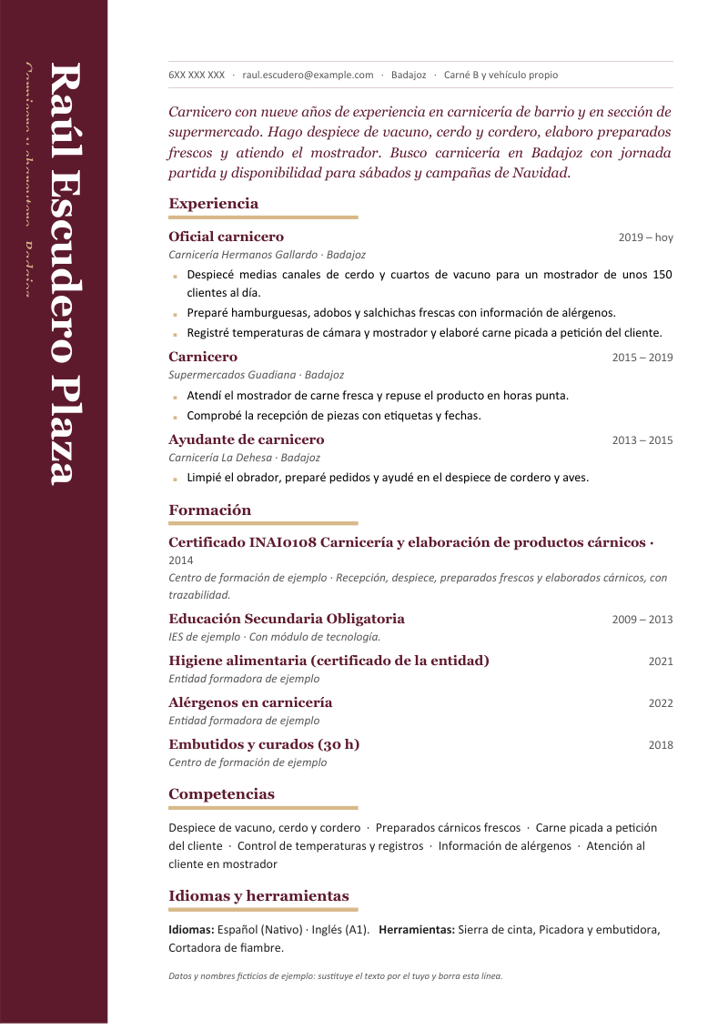 Vista previa del currículum de ejemplo de carnicero con datos ficticios, en un diseño con un lomo de color a todo el alto de la hoja con el nombre en vertical y una columna con perfil, experiencia, formación y competencias, en burdeos y arena.