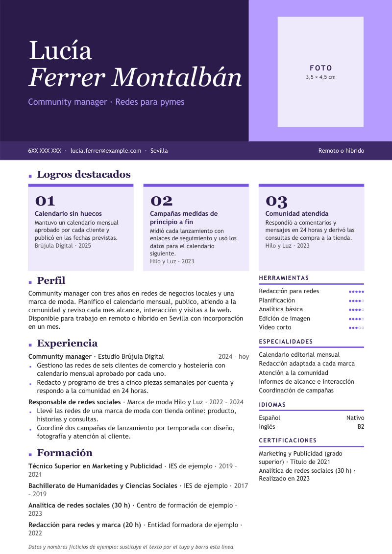 Vista previa del currículum de ejemplo de community manager con datos ficticios, en un diseño con portada de color y marcador de foto, tres tarjetas numeradas de logros y dos columnas de experiencia y herramientas con niveles en puntos, en azul noche y lila.