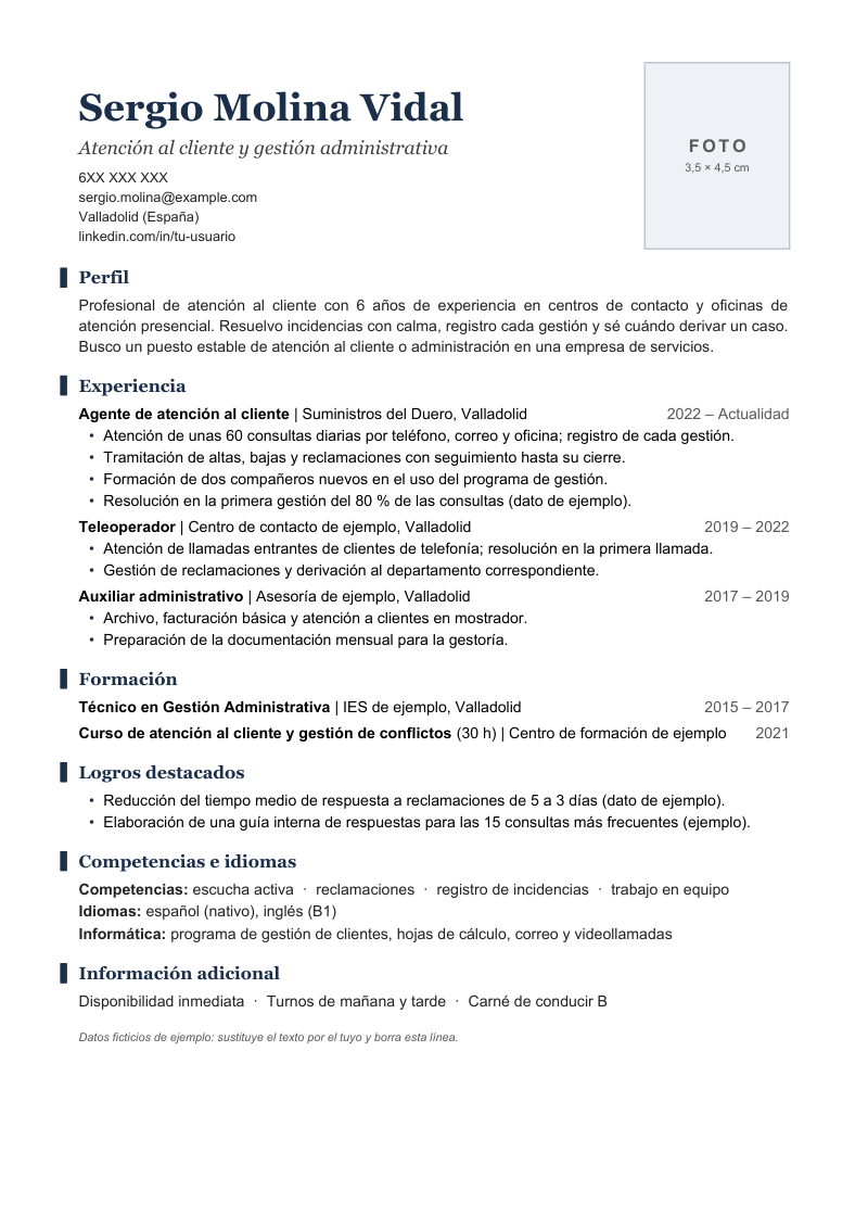 Vista previa de la plantilla sencilla con foto: cabecera con el nombre en Georgia, la titulación y cuatro líneas de contacto a la izquierda y un recuadro de foto a la derecha; debajo, una sola columna con perfil, experiencia, formación, logros, competencias e información adicional