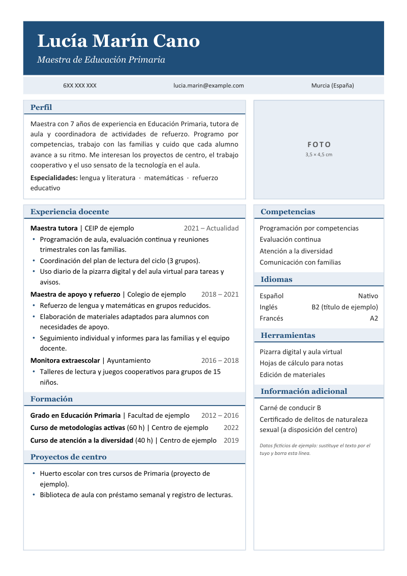Vista previa de la plantilla de tarjetas: cuadro azul con el nombre y la titulación, franja de contacto, y debajo dos columnas de tarjetas con borde fino y títulos en franja; a la izquierda perfil, experiencia, formación y proyectos, y a la derecha el recuadro de foto y las tarjetas de competencias, idiomas, herramientas e información adicional