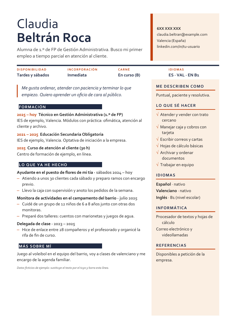 Vista previa de la plantilla Cuaderno: nombre en dos pesos de letra azul tinta con una ficha de contacto naranja claro a la derecha, cuatro datos rápidos con filete oscuro, frase destacada, etiquetas oscuras de sección y una columna lateral de habilidades con marcas
