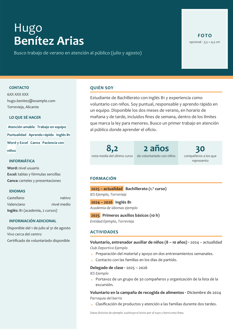 Vista previa del currículum de ejemplo «Currículum a los 16, 17 y 18 años»: diseño Brújula en azul petróleo con una franja naranja: cabecera de color con el nombre y un marcador de foto opcional, barra lateral con contacto y habilidades en etiquetas, y recuadros con tres cifras clave. Con datos ficticios y los apartados perfil, formación, actividades, informática, idiomas y información adicional.