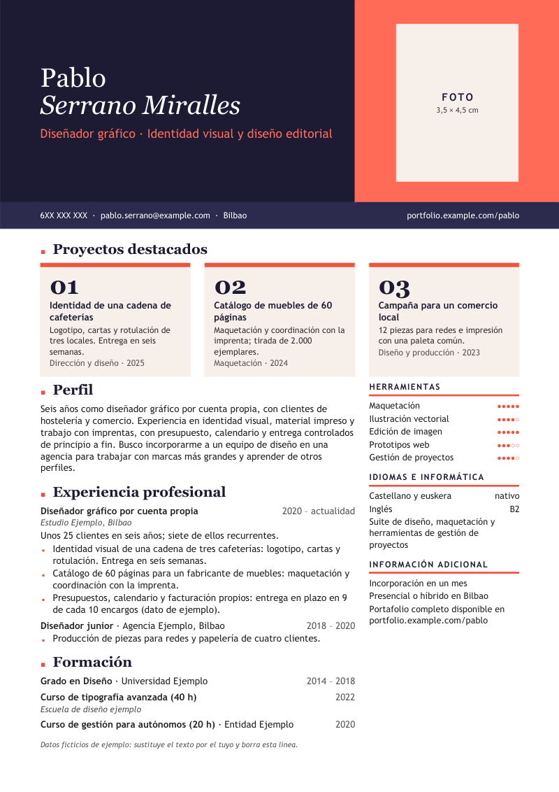 Vista previa del currículum de ejemplo «Currículum de autónomo y freelance»: diseño Lienzo en azul noche con una portada coral: gran portada de color con el nombre en tipografía de remate, tres tarjetas de proyectos y dos columnas. Con datos ficticios y los apartados perfil, experiencia profesional, formación, idiomas e informática y información adicional.