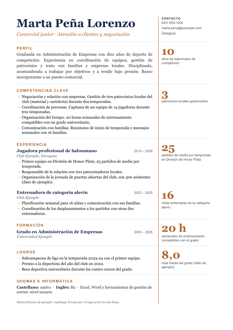 Vista previa del currículum de ejemplo «Currículum de deportista»: diseño Notas al margen en marino y cobre: columna principal y, a su derecha, una columna estrecha de cifras y notas alineada con cada bloque. Con datos ficticios y los apartados perfil, competencias clave, experiencia, formación, logros y idiomas e informática.