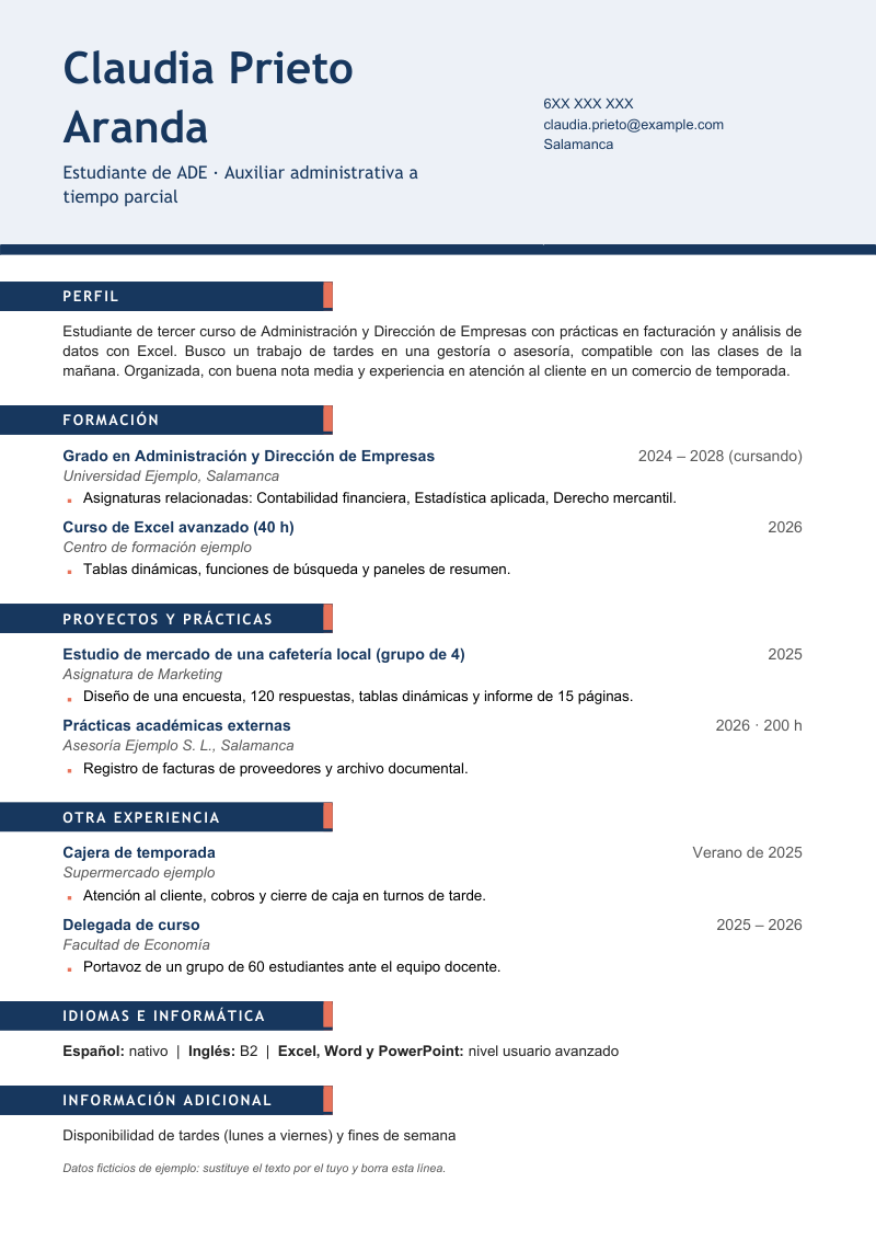 Vista previa del currículum de ejemplo «Currículum de estudiante universitario sin experiencia»: diseño Cintas en azul y coral: cabecera a sangre en color suave y títulos de sección en cintas que nacen en el borde de la hoja. Con datos ficticios y los apartados perfil, formación, proyectos y prácticas, otra experiencia, idiomas e informática y información adicional.