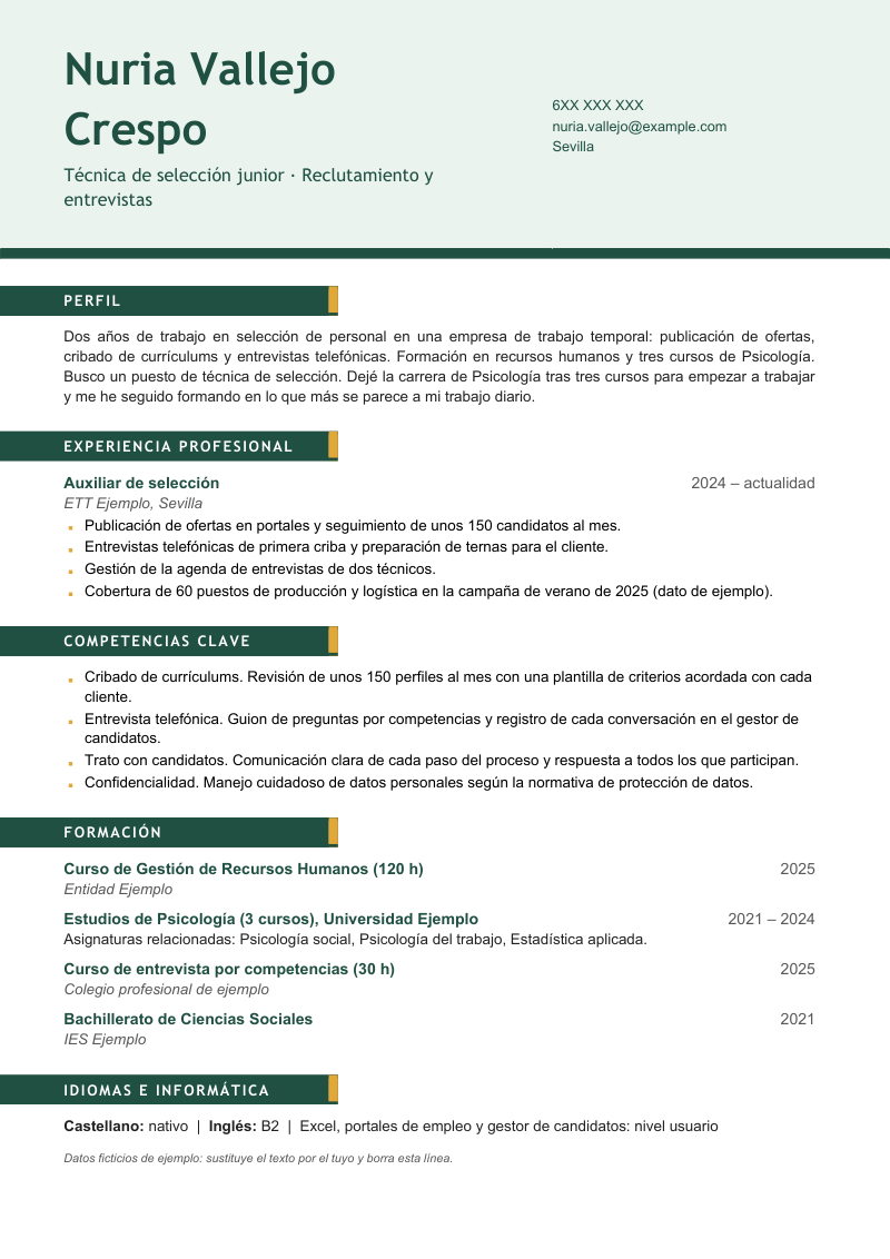 Vista previa del currículum de ejemplo «Currículum con carrera sin terminar»: diseño Cintas en verde y ámbar: cabecera a sangre en color suave y títulos de sección en cintas que nacen en el borde de la hoja. Con datos ficticios y los apartados perfil, experiencia profesional, competencias clave, formación y idiomas e informática.