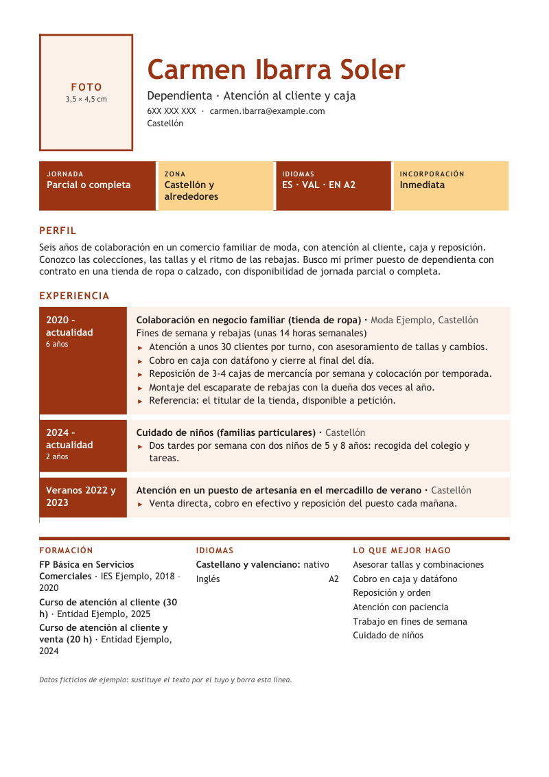 Vista previa del currículum de ejemplo «Currículum con trabajos sin contrato»: diseño Pieza en terracota con bloques color melocotón: marcador de foto, cuatro bloques de disponibilidad y filas de experiencia con la fecha en un bloque de color. Con datos ficticios y los apartados perfil, experiencia, formación y idiomas.