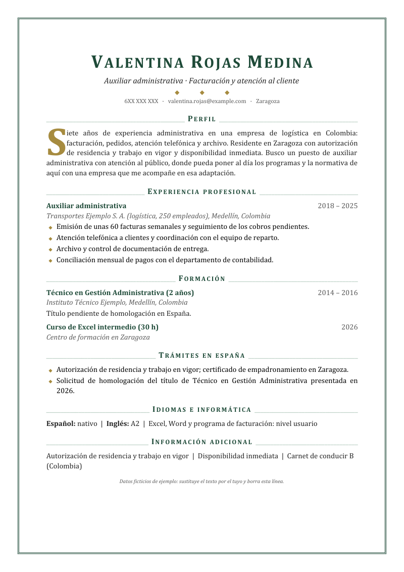 Vista previa del currículum de ejemplo «Currículum para extranjeros en España»: diseño Marco con capitular en verde inglés y latón: marco doble de página, cabecera centrada, títulos con filetes a ambos lados y letra capital en el primer párrafo. Con datos ficticios y los apartados perfil, experiencia profesional, formación, trámites en españa, idiomas e informática y información adicional.