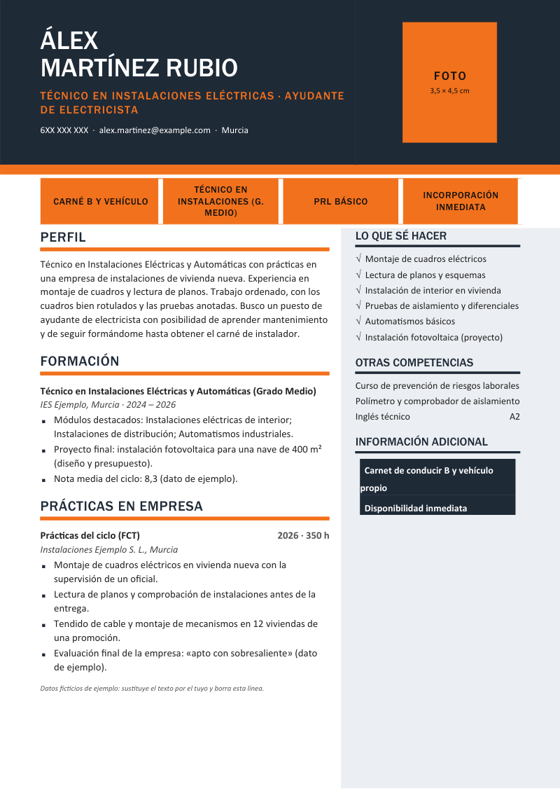Vista previa del currículum de ejemplo «Currículum con FP»: diseño Taller en azul oscuro con detalles naranja: cabecera oscura con franja de color y marcador de foto, chapas de datos y una columna lateral de habilidades y disponibilidad. Con datos ficticios y los apartados perfil, formación, prácticas en empresa, otras competencias y información adicional.