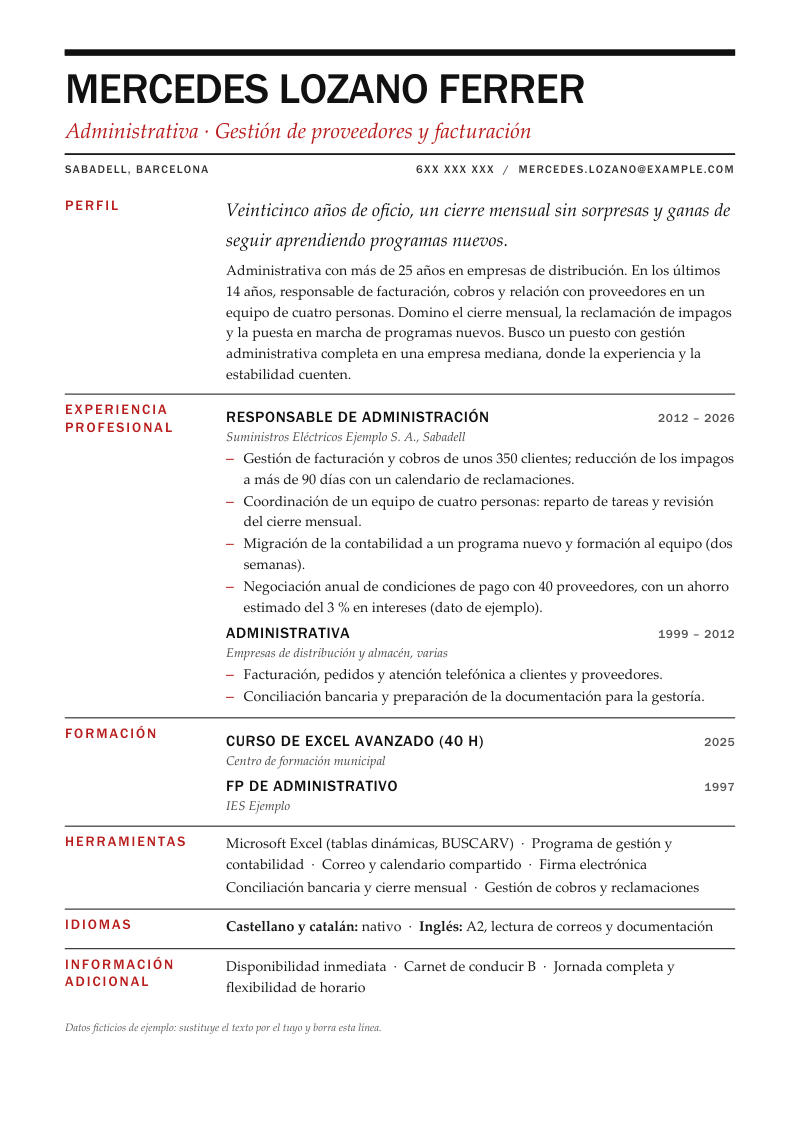 Vista previa del currículum de ejemplo «Currículum para mayores de 45 años»: diseño Marquesina en negro con un único acento rojo: nombre en grandes mayúsculas, reglas finas y etiquetas de sección en una columna a la izquierda. Con datos ficticios y los apartados perfil, experiencia profesional, herramientas, formación, idiomas y información adicional.
