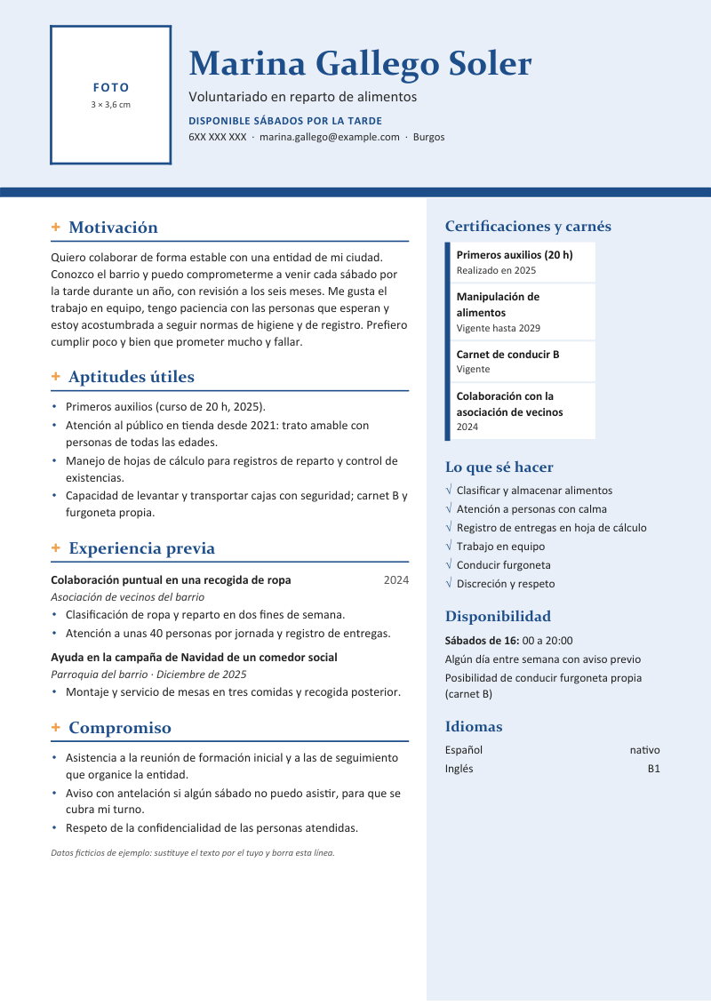 Vista previa del currículum de ejemplo «Currículum de voluntariado»: diseño Pulso en azul con detalles naranja: cabecera con marcador de foto, títulos con cruz y una columna lateral con certificaciones y competencias. Con datos ficticios y los apartados motivación, disponibilidad, aptitudes útiles, experiencia previa, compromiso y idiomas.