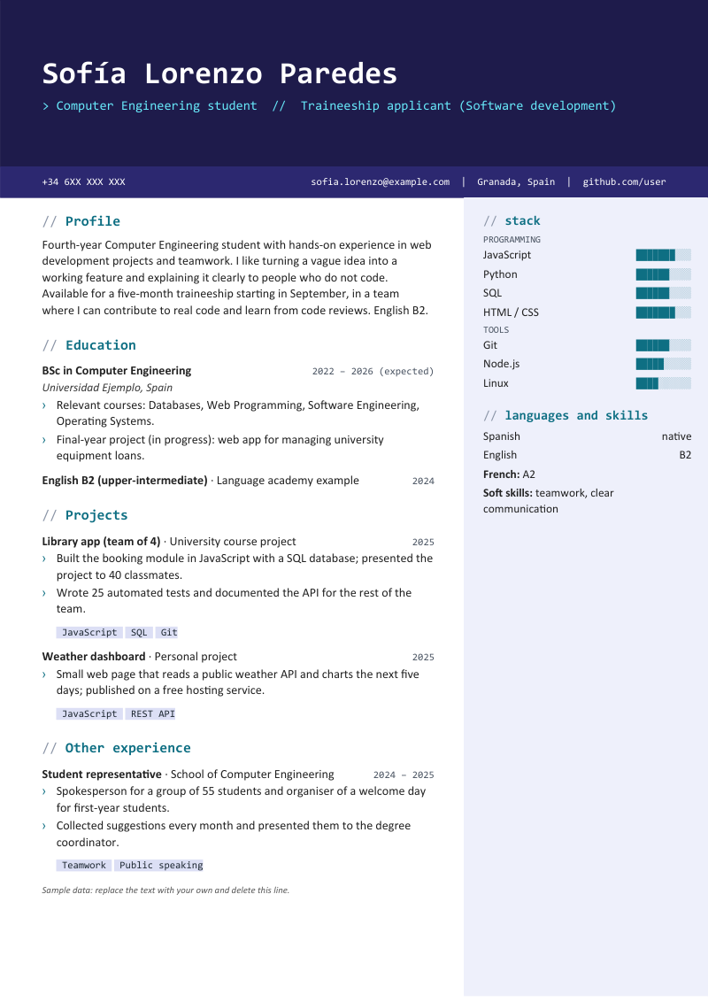 Vista previa del currículum de ejemplo «Currículum para prácticas, Erasmus y becas»: diseño Circuito en índigo con acentos cian: cabecera oscura con tipografía de código, títulos con comentarios y una barra lateral con niveles por herramienta. Con datos ficticios y los apartados profile, education, projects, other experience y languages and skills.