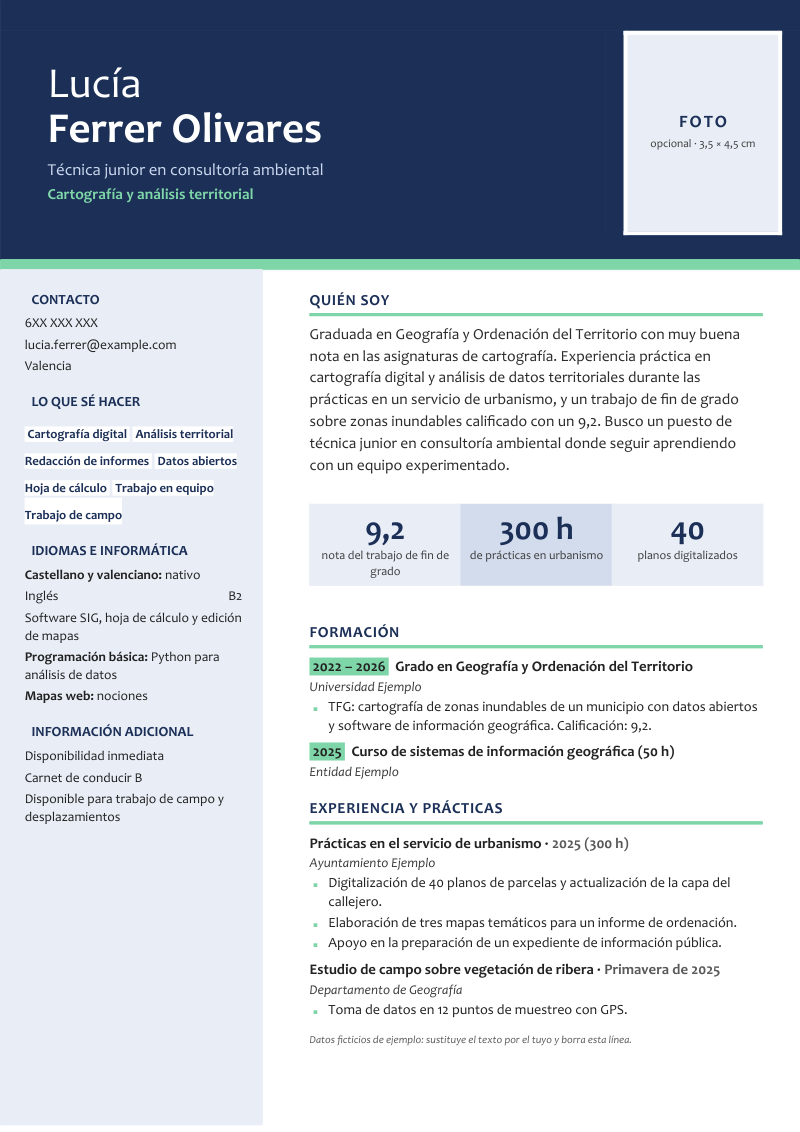 Vista previa del currículum de ejemplo «Currículum de recién graduado»: diseño Brújula en azul marino con una franja verde menta: cabecera de color con el nombre y un marcador de foto opcional, barra lateral con contacto y habilidades en etiquetas, y recuadros con tres cifras clave. Con datos ficticios y los apartados perfil, formación, experiencia y prácticas, idiomas e informática y información adicional.