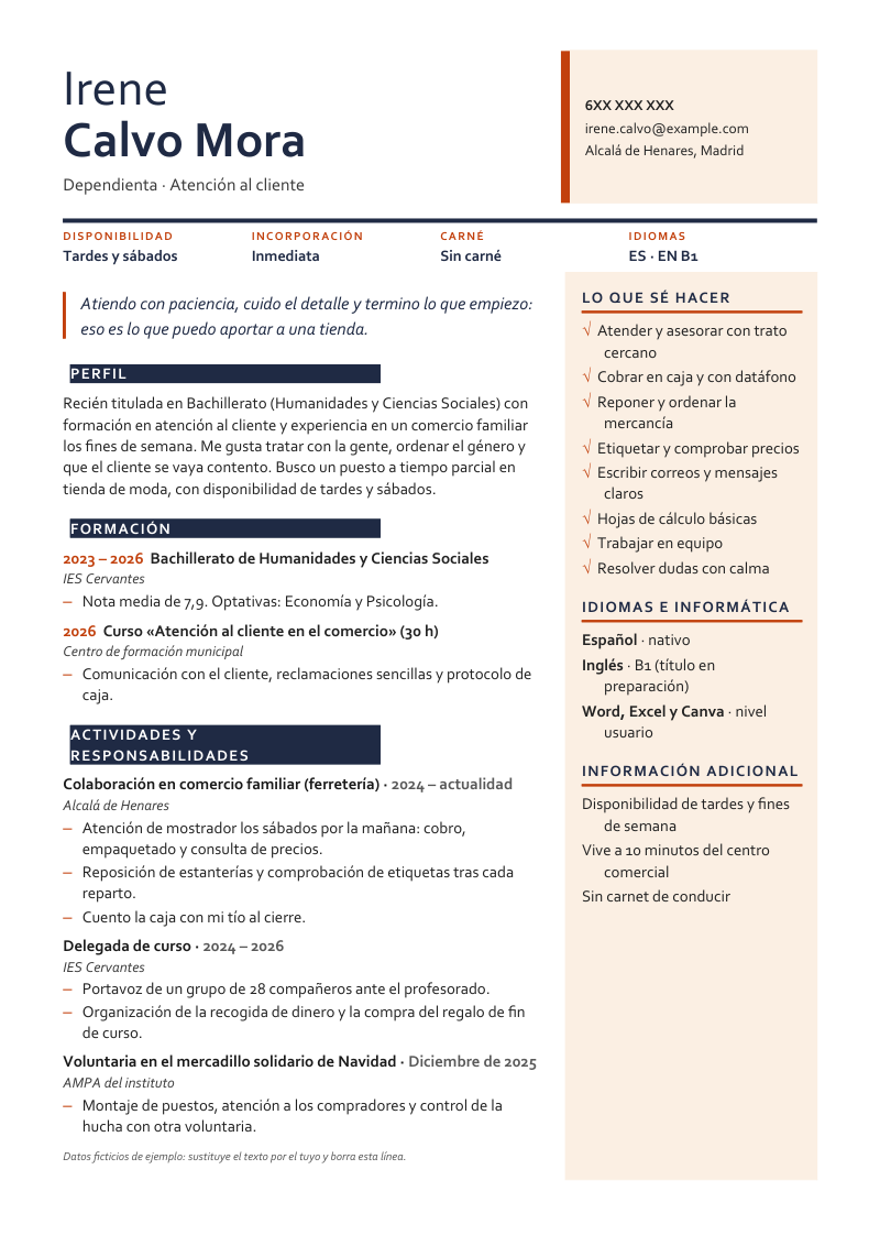 Vista previa del currículum de ejemplo «Currículum sin experiencia»: diseño Cuaderno en azul tinta con acentos naranja: nombre en dos tonos con ficha de contacto, fila de datos rápidos, títulos en bandas de color y una columna lateral de habilidades con marcas. Con datos ficticios y los apartados perfil, formación, actividades y responsabilidades, idiomas e informática y información adicional.