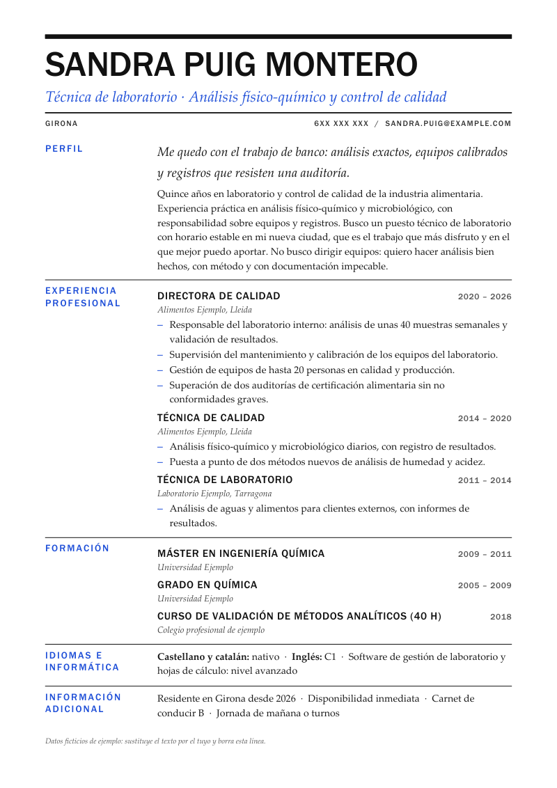 Vista previa del currículum de ejemplo «Currículum si estás sobrecualificado para el puesto»: diseño Marquesina en negro con un único acento azul: nombre en grandes mayúsculas, reglas finas y etiquetas de sección en una columna a la izquierda. Con datos ficticios y los apartados perfil, experiencia profesional, formación, idiomas e informática y información adicional.