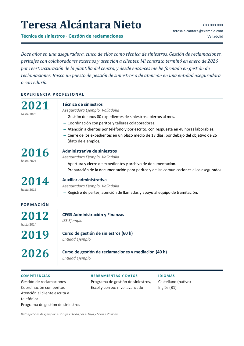 Vista previa del currículum de ejemplo «Currículum tras un despido o fin de contrato»: diseño Años grandes en marino y turquesa: columna de años grandes a la izquierda de cada etapa, contacto a la derecha y tres listas cortas al pie. Con datos ficticios y los apartados perfil, experiencia profesional, formación y idiomas e informática.