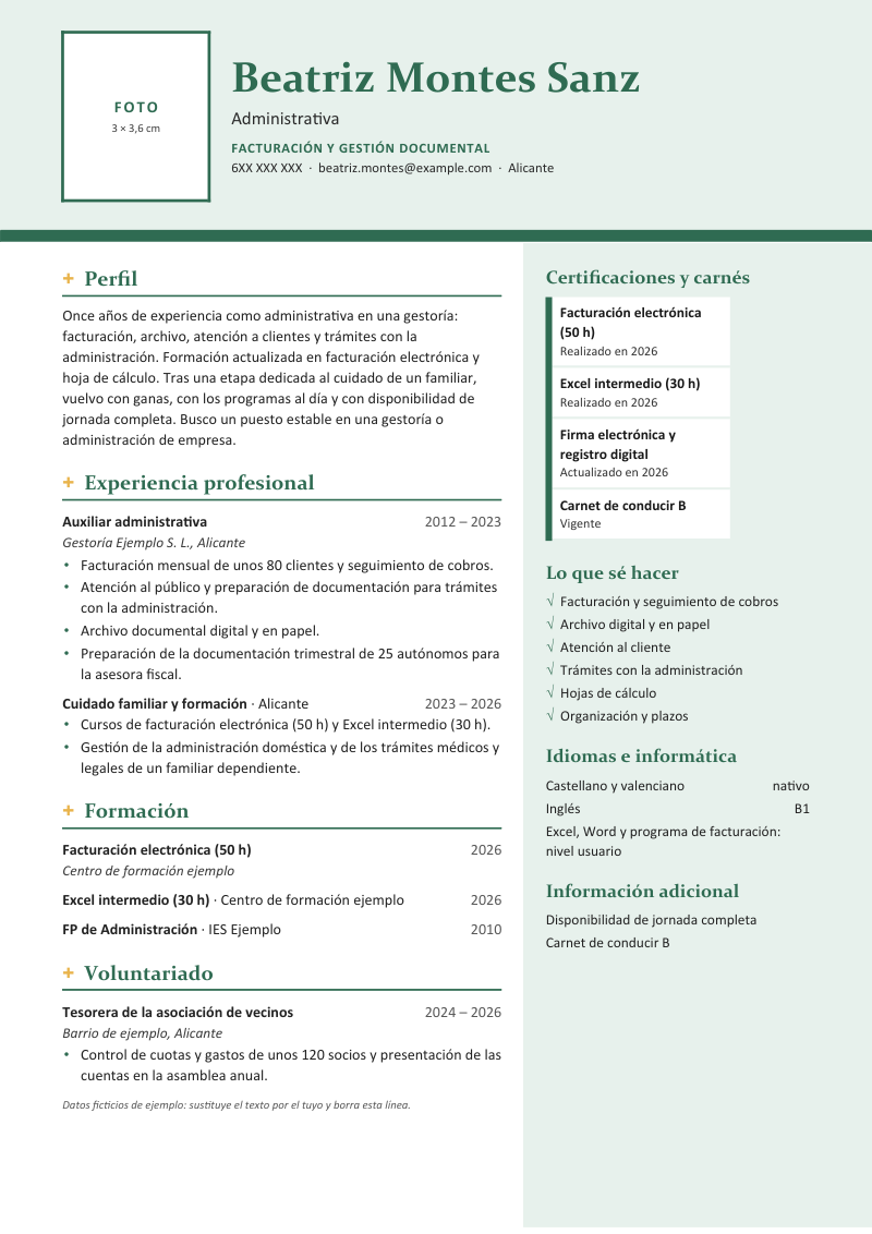 Vista previa del currículum de ejemplo «Currículum tras maternidad o cuidados»: diseño Pulso en verde salvia con detalles ámbar: cabecera con marcador de foto, títulos con cruz y una columna lateral con certificaciones y competencias. Con datos ficticios y los apartados perfil, experiencia profesional, formación, voluntariado, idiomas e informática y información adicional.