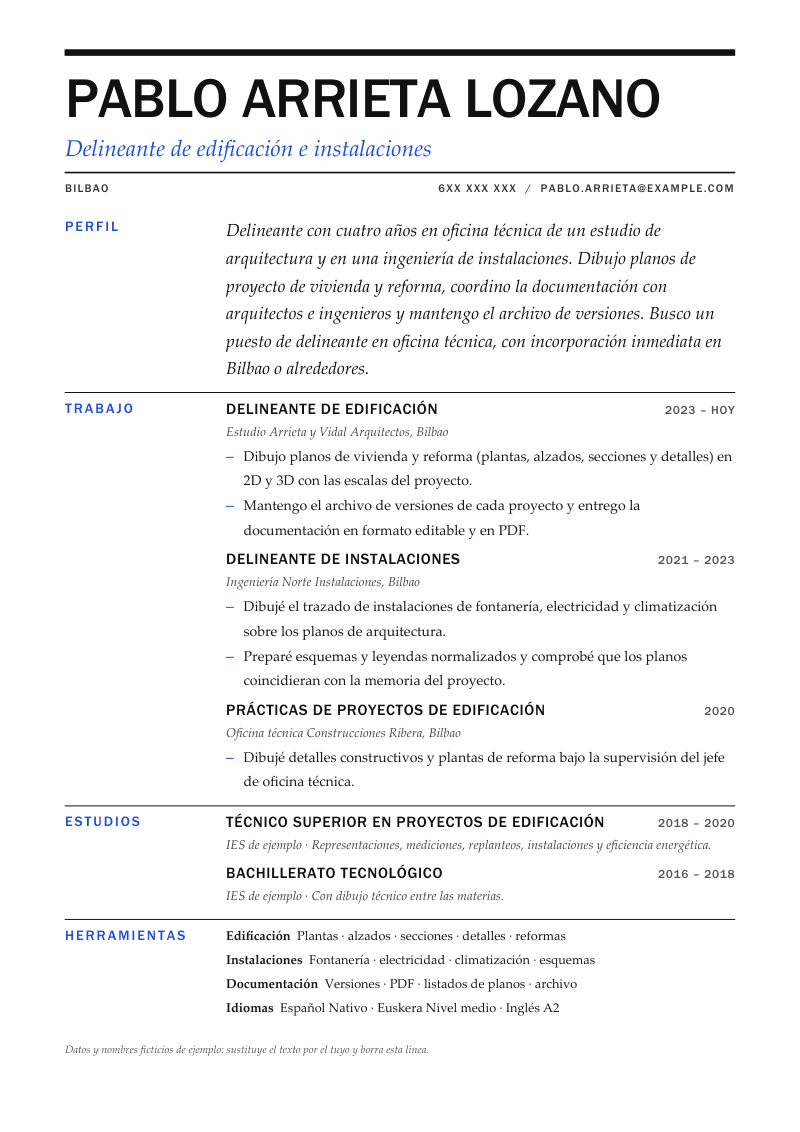 Vista previa del currículum de ejemplo de delineante con datos ficticios, en un diseño tipográfico, con el nombre en grandes mayúsculas y cada sección con su etiqueta en una columna a la izquierda, separadas por filetes, en azul.