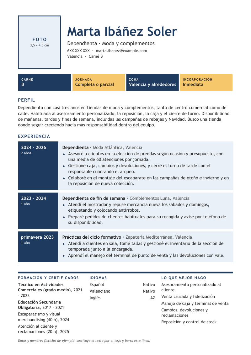 Vista previa del currículum de ejemplo de dependiente o dependienta con datos ficticios, en un diseño con marcador de foto, cuatro bloques de color de disponibilidad, la experiencia en filas con la fecha en un bloque de color y tres columnas finales, en azul.