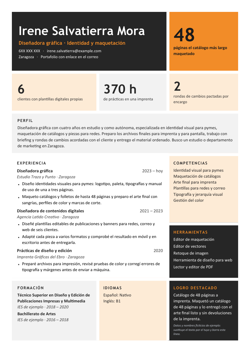 Vista previa del currículum de ejemplo de diseñador gráfico con datos ficticios, en un diseño en mosaico de teselas de colores, con el nombre, una cifra grande, tres resultados, perfil, experiencia, competencias y herramientas, en carbón y naranja.