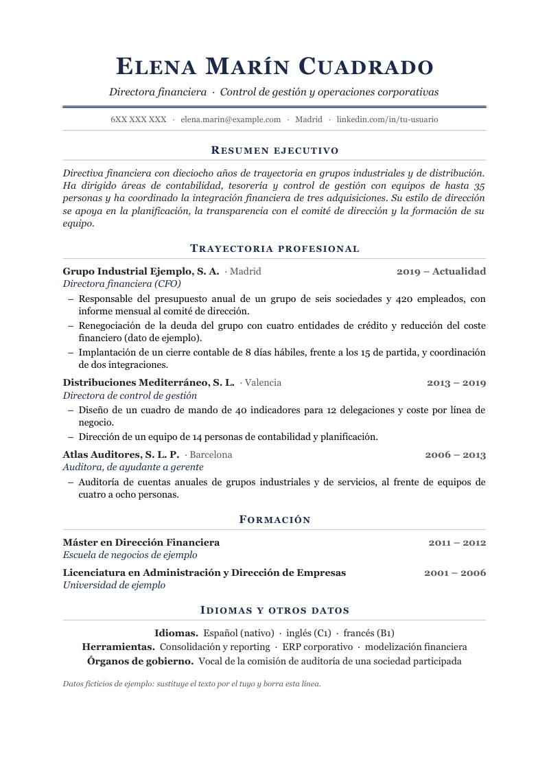 Vista previa de la plantilla ejecutiva clásica: nombre en versalitas azul marino centrado, titular en cursiva, línea de contacto entre dos filetes, y secciones de resumen, trayectoria, formación e idiomas con títulos centrados