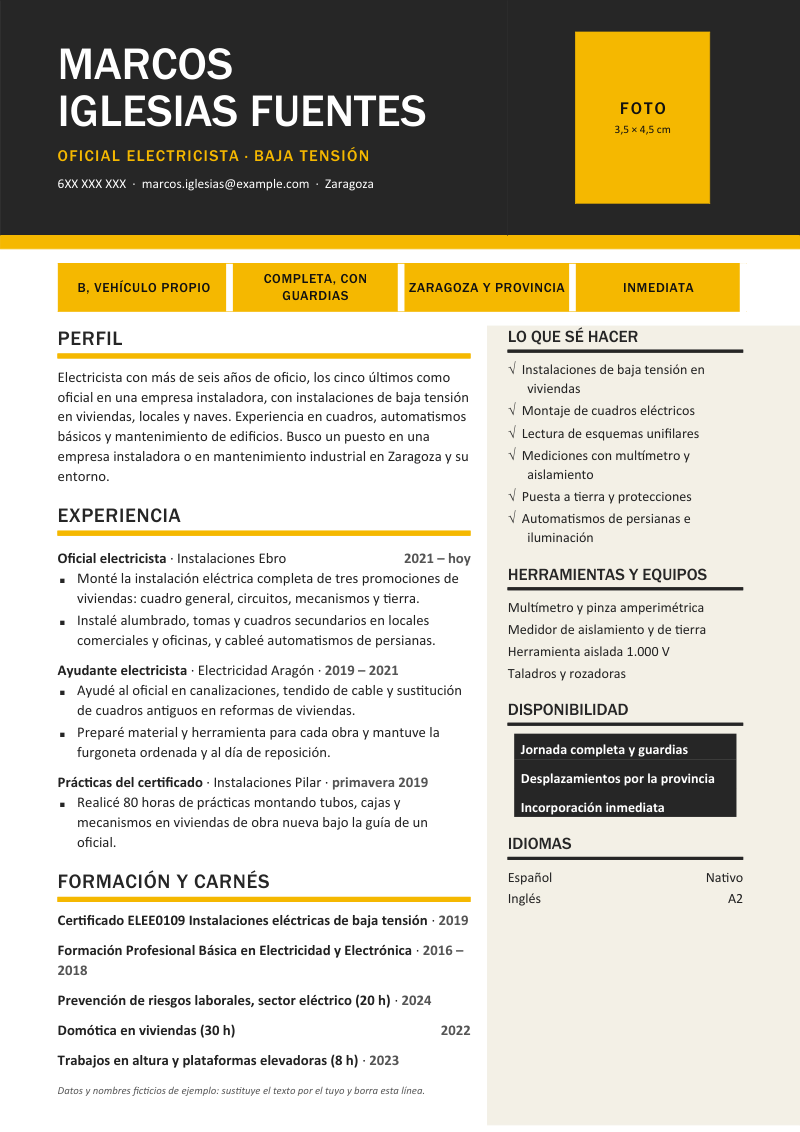 Vista previa del currículum de ejemplo de electricista con datos ficticios, en un diseño con cabecera oscura y marcador de foto, franja de color, cuatro chapas de carnés y dos columnas de experiencia y habilidades, en amarillo y negro.