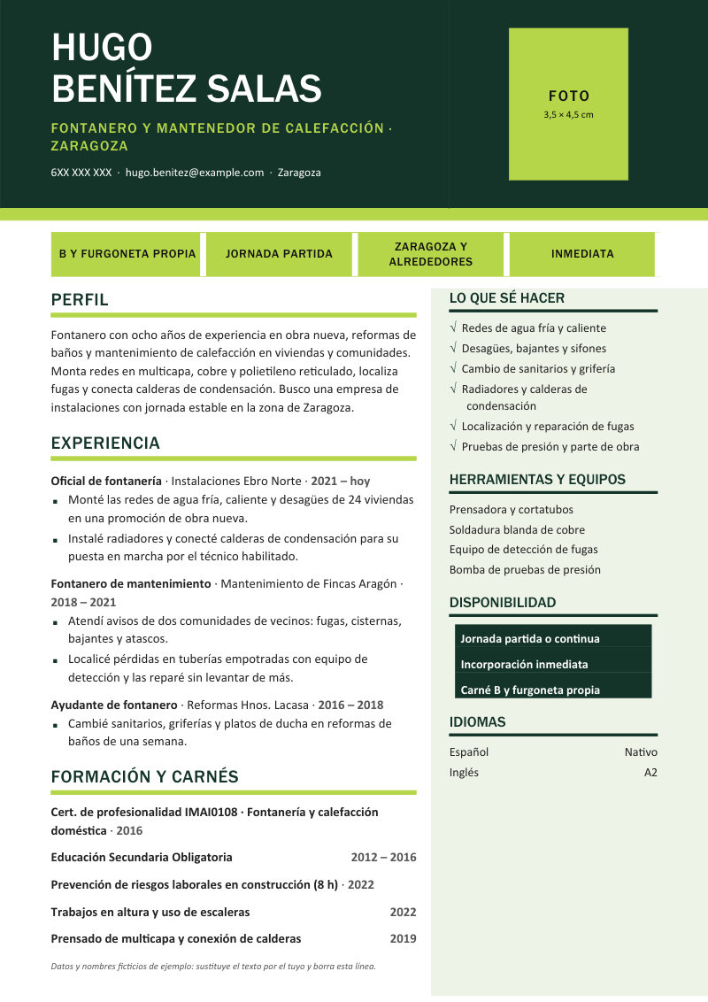 Vista previa del currículum de ejemplo de fontanero con datos ficticios, en un diseño con cabecera oscura y marcador de foto, franja de color, cuatro chapas de carnés y dos columnas de experiencia y habilidades, en verde oscuro y lima.