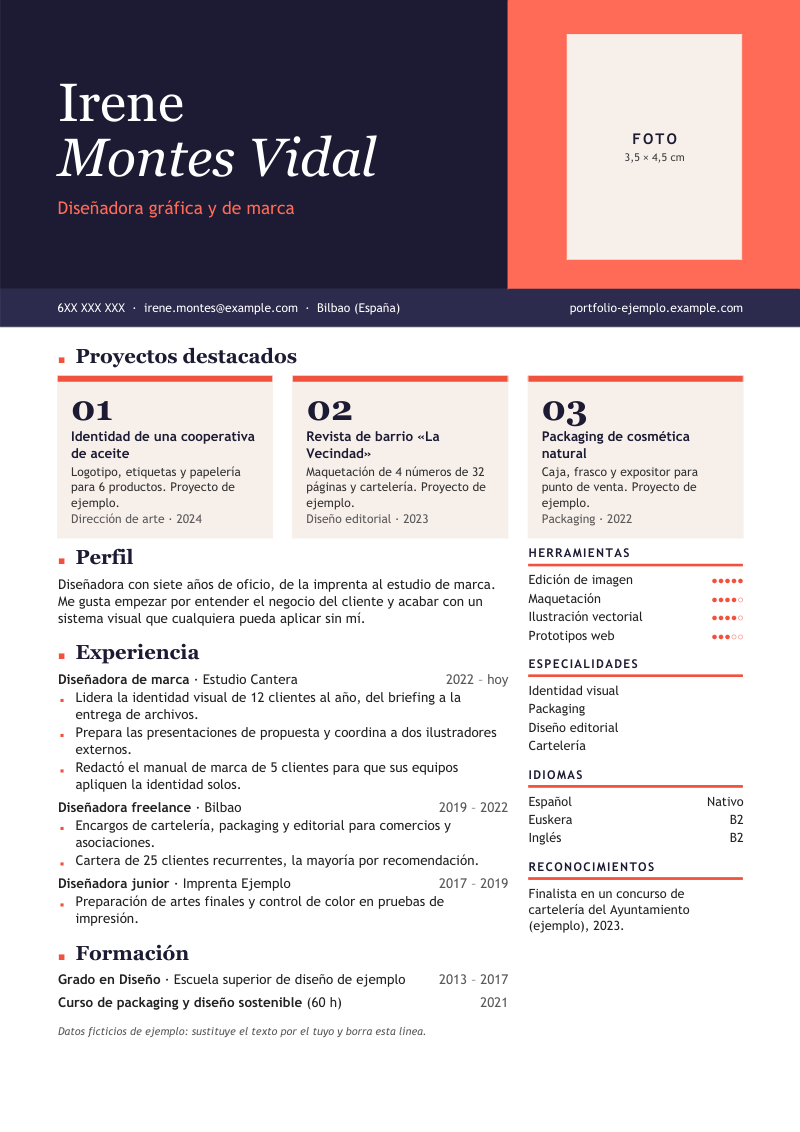 Vista previa de la plantilla Lienzo: portada azul noche con el nombre en tipografía con remate y el apellido en cursiva, bloque coral con un recuadro de foto, banda de contacto, tres tarjetas numeradas de proyectos y dos columnas con experiencia y herramientas con puntos de nivel