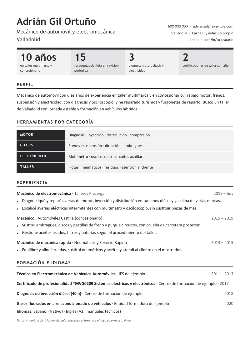 Vista previa del currículum de ejemplo de mecánico de automóvil con datos ficticios, en un diseño con el nombre a la izquierda y el contacto a la derecha, cuatro cifras clave, una matriz de herramientas por categorías, experiencia y dos tarjetas de logros, en grafito y azul cielo.