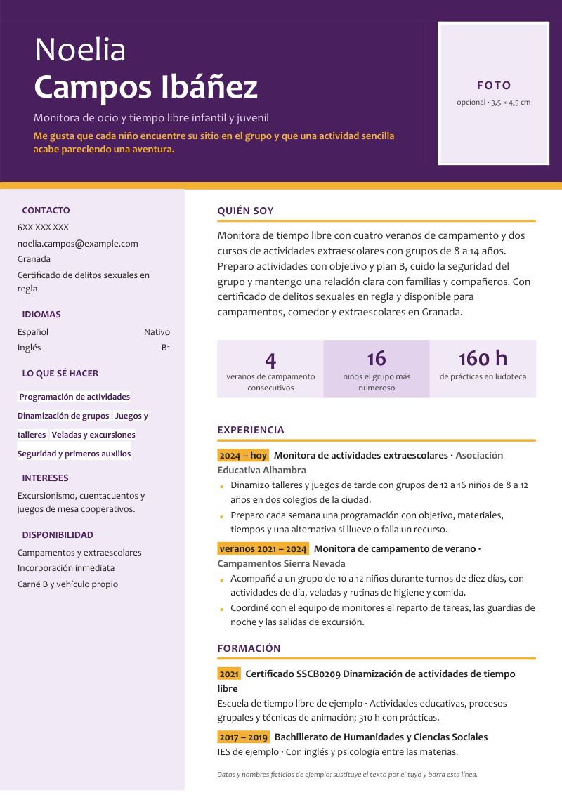 Vista previa del currículum de ejemplo de monitor de ocio y tiempo libre con datos ficticios, en un diseño con cabecera de color y marcador de foto, barra lateral de contacto e idiomas, tres cifras destacadas y una columna de perfil, experiencia y formación, en ciruela y amarillo.