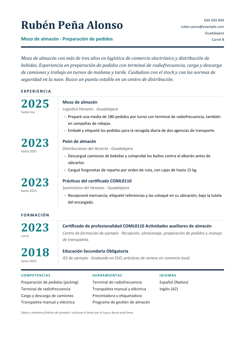 Vista previa del currículum de ejemplo de mozo de almacén con datos ficticios, en un diseño cronológico, con el año de inicio de cada etapa en tamaño grande en una columna a la izquierda y tres listas cortas al pie, en azul marino y turquesa.