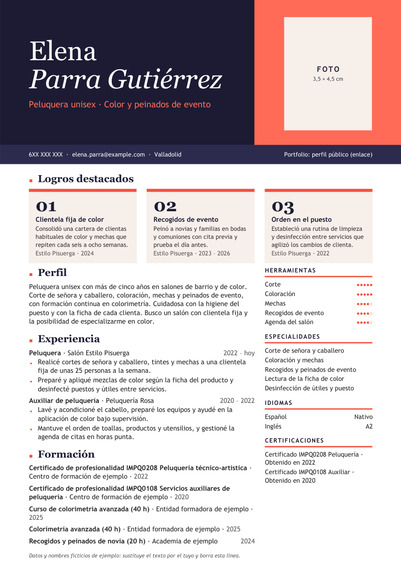Vista previa del currículum de ejemplo de peluquero o peluquera con datos ficticios, en un diseño con portada de color y marcador de foto, tres tarjetas numeradas de logros y dos columnas de experiencia y herramientas con niveles en puntos, en azul noche y coral.