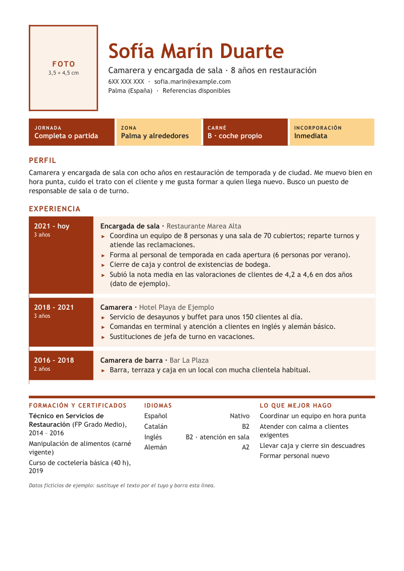 Vista previa de la plantilla Pieza: recuadro de foto a la izquierda y el nombre en terracota, una franja de cuatro bloques alternos con jornada, zona, carné e incorporación, tres filas de experiencia con la fecha en un bloque terracota y tres columnas finales de formación, idiomas y habilidades